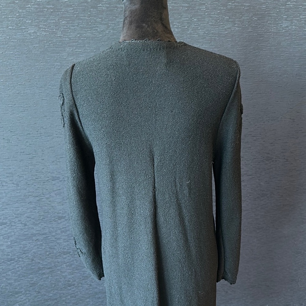 Elegant Black Cardigan with Floral Details - Picture 5 of 6